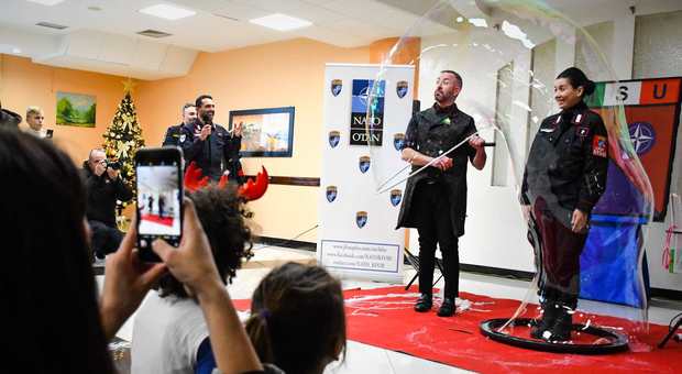 Carabiniere-mago si esibisce in spettacoli di bolle di sapone per i bimbi del Kosovo
