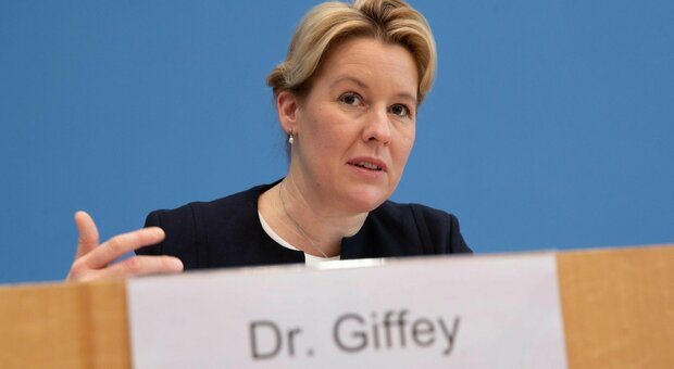 Germania, la ministra della Famiglia copia la tesi: Merkel la perdona, salta il rigorismo tedesco