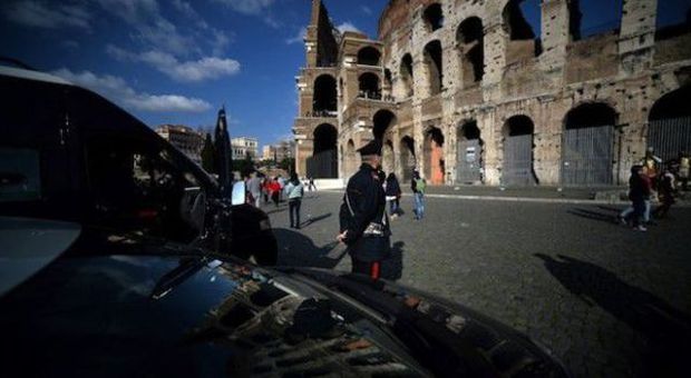 Roma, incide iniziali sul Colosseo: denunciato 22enne turista libanese