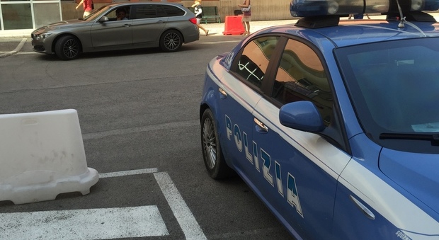 Roma, spacciavano 300 grammi di cocaina nel parcheggio di un fast food su corso Francia: arrestati tre pusher