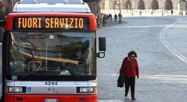 Roma, conducente "stacca" e torna a casa con il bus: lo parcheggia e va a letto