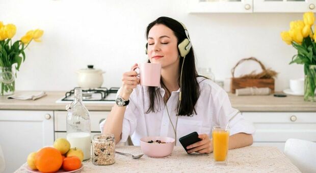 Musica a colazione, la psicologa: «rinforza il sistema immunitario e riduce lo stress»