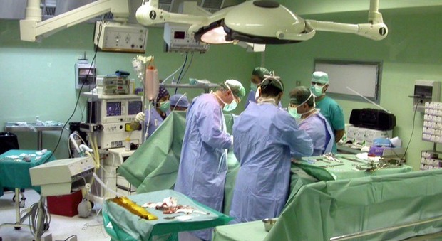 Gb, donna si sveglia durante l'intervento e dà un calcio al chirurgo: il suo corpo aveva "resistito" ai farmaci