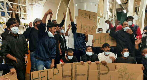 Navi migranti, pronte multe alle Ong: «Sanzioni da 50mila euro». Scioperi e urla a bordo