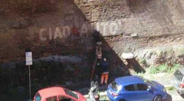 San Lorenzo, il Comune cancella la scritta sulle Mura Aureliane. I centri sociali: «La rifaremo»