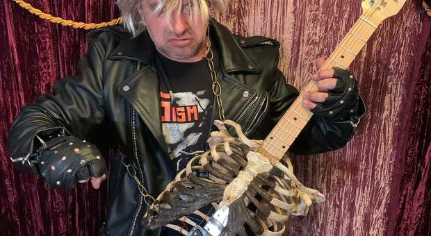 Stati Uniti, fabbrica una chitarra elettrica con le ossa dello zio morto: «Ora vivrà per sempre»