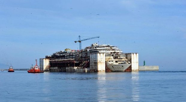 Costa Concordia, ultimo viaggio prima della scomparsa: il relitto trainato da sei rimorchiatori nel bacino dove sarà demolito
