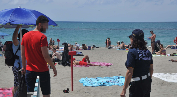 Turismo, le nuove regole in spiaggia: stop alle feste e un metro di distanza anche in acqua