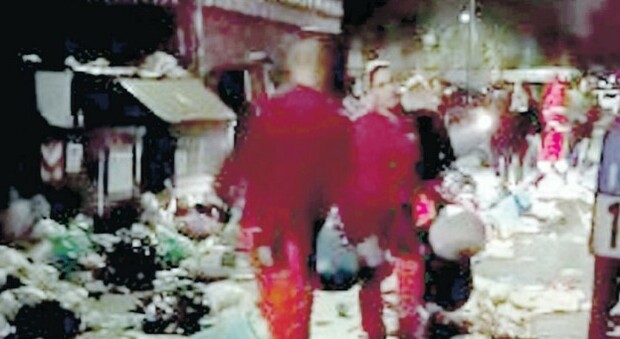 Rifiuti a Roma, estremisti incappucciati lanciano sacchetti in strada al Prenestino