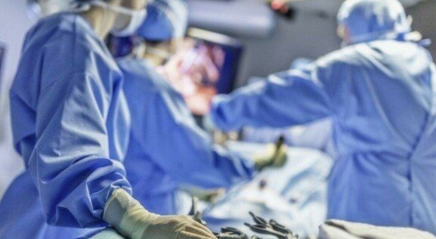 Brescia, scoperto falso medico: chiedeva 150 euro per ogni iniezione, ma era un operaio