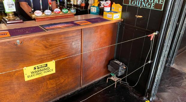 Coronavirus, cavo elettrico al bancone del pub: «Così rispettano la distanza sociale»
