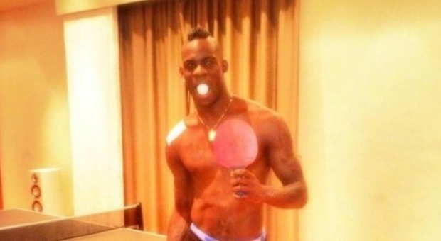 Balotelli gioca a ping pong e twitta la foto, ma è infortunato alla spalla. Poi ritratta