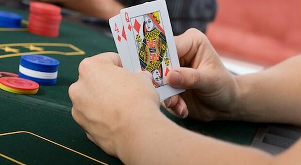 Denunciati otto cinesi: giocavano a poker ignorando le norme anti-Covid