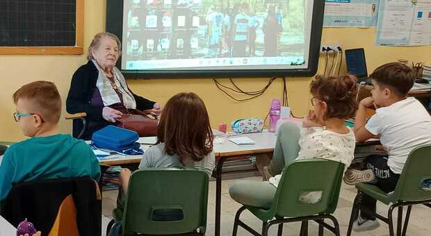 La maestra Irene torna a scuola a 96 anni