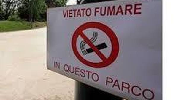 Roma, fumo vietato nei parchi: multe a chi accende sigarette e barbecue