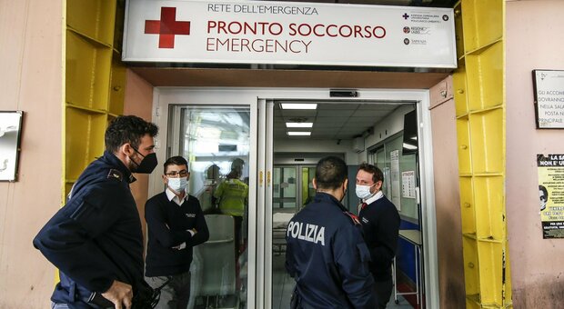 No Green pass Roma, assalto al Policlinico Umberto I nella notte: 4 feriti (tra cui un'infermiera). Caos dopo il rifiuto del tampone