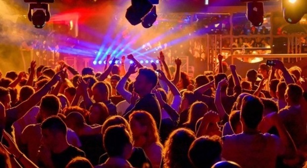 Feste in zona bianca, sì in 7 Regioni: sale l'attesa per le discoteche
