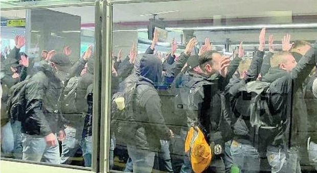 Napoli-Eintracht, assalto dei tifosi tedeschi: in 400 violano i divieti. Rischio scontri in città
