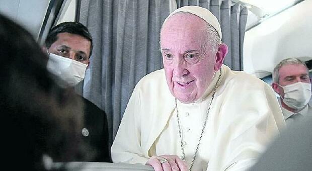 Papa Francesco: «Le carezze del vescovo di Parigi alla segretaria? Non sono peccato grave»