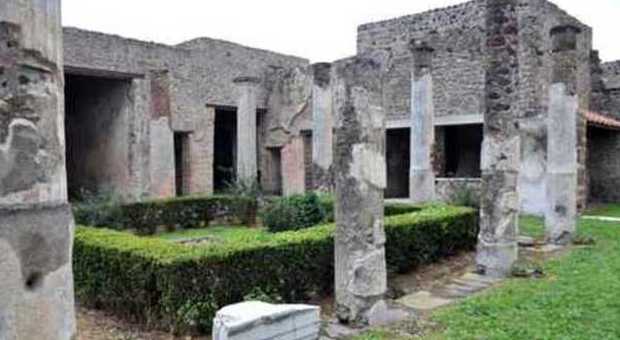 Pompei, un turista francese ruba marmi e intonaci dipinti: fermato dai carabinieri