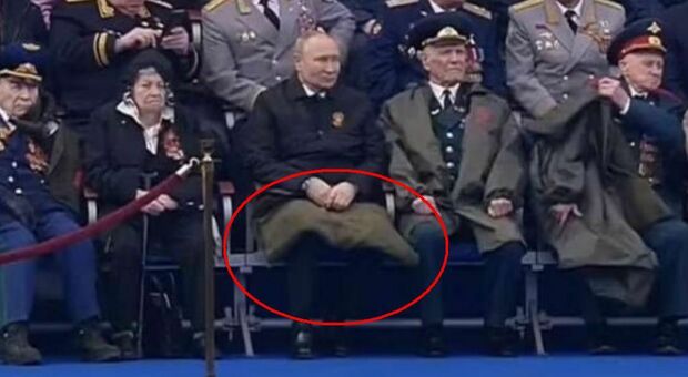 Putin, dalla coperta sulle gambe agli attacchi di tosse: gli indizi sulla malattia dello zar