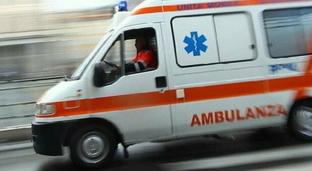 Napoli, ruba un'ambulanza per soccorrere una parente: preso