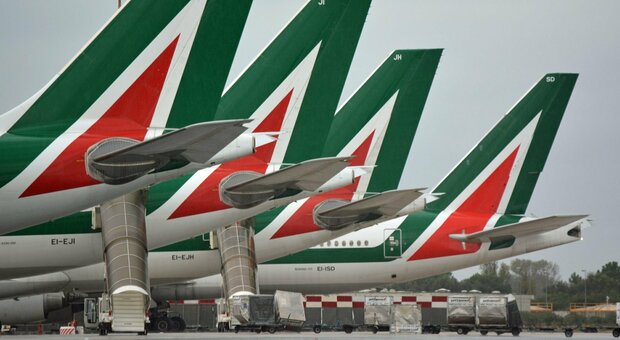 «Alitalia paga solo il 50% degli stipendi», i commissari ai lavoratori: il resto dopo l'asta sul marchio