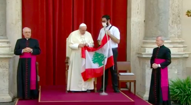 Papa Francesco accanto alla bandiera del Libano annuncia l'invio del cardinale Parolin a Beirut