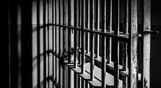 Stuprano la bisnonna 96enne, due fratelli di 19 e 15 anni finiscono in carcere