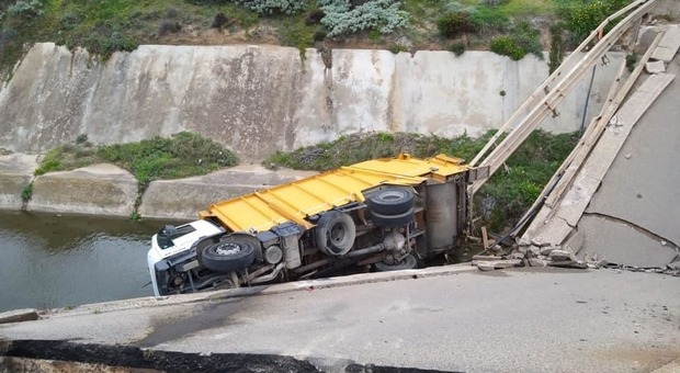Sardegna, crolla un ponte di 6 metri mentre passa un camion dei rifiuti: nessun ferito
