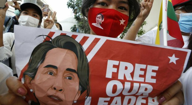 Myanmar, San Suu Kyi a processo riappare in video: «Sta bene». Ieri 18 morti nelle proteste