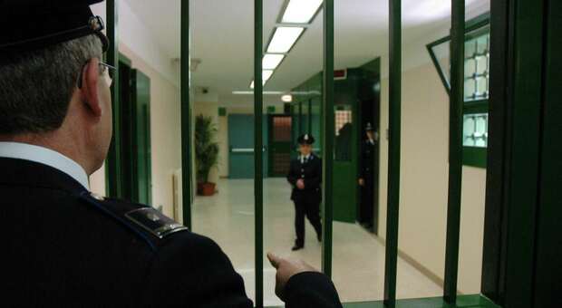 Porta droga e telefonini in carcere al figlio detenuto: condannato