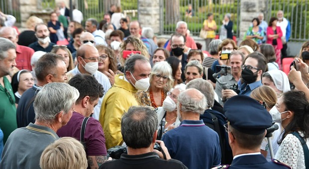Il vescovo Pompili in piazza Cesare Battisti riceve l'abbraccio della città (foto Meloccaro)