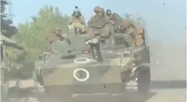 Putin muove l'esercito dalla Bielorussia: carri amati marcati con la lettera "O" in Donbass