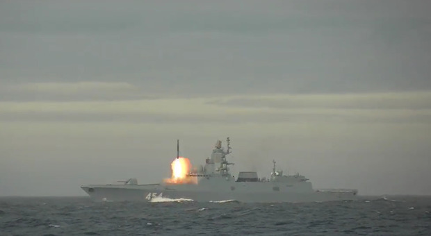 Missile ipersonico Tsirkon, test di Mosca: è partito da una nave nel mar di Barents (e può colpire obiettivi a 600 miglia di distanza)