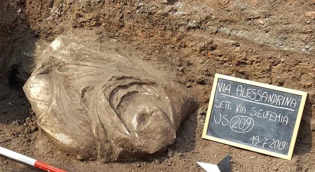 Roma, dagli scavi sotto il Campidoglio spunta un altro busto antico