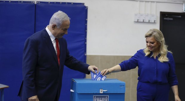Elezioni in Israele, Netanyahu e Gantz hanno votato: affluenza in calo rispetto al 2015