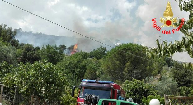 Sezze, vasto incendio in località Monte Trevi: fermato il presunto piromane