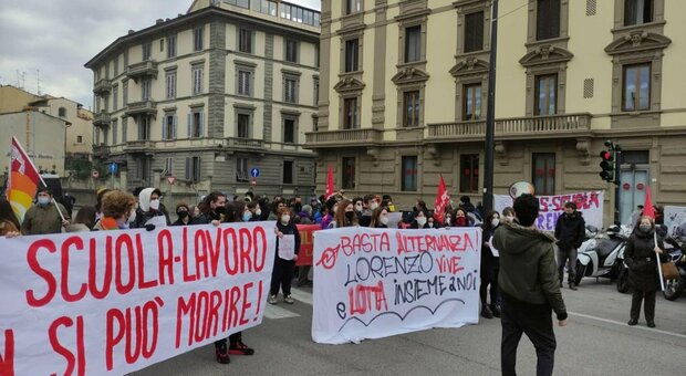 Lorenzo morto durante lo stage, manifestazioni studenti in tutta Italia: scontri a Napoli e Milano