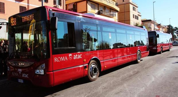 Roma, aggredisce due addette ai controlli sul bus: arrestato