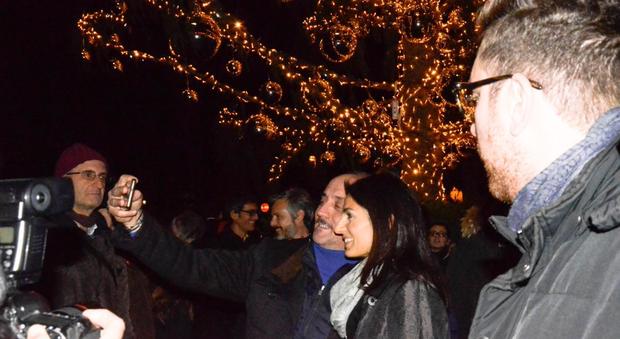 Roma, la sindaca Raggi difende l'albero di Natale di piazza Venezia: «Semplice e raffinato»