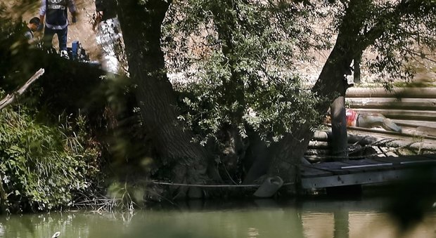 Studente morto nel Tevere, la compagna del clochard accusato: «Litigavano, il ragazzo è caduto in acqua»