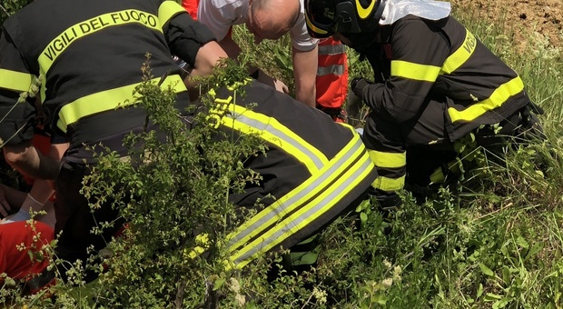 Donna di 63 anni cade nel pozzo: salvata dai vigili del fuoco