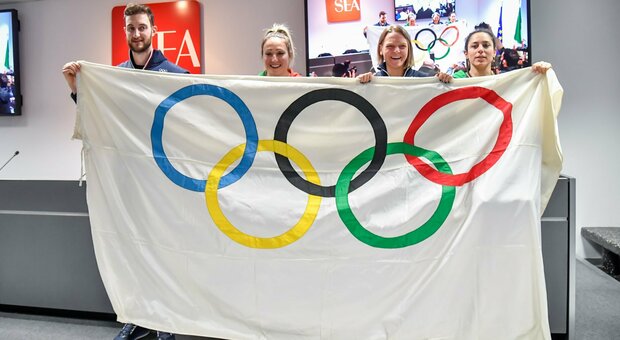 La bandiera a olimpica a Malpensa con Amos Mosaner, Francesca Lollobrigida, Arianna Fontana e Federica Brignone