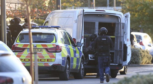 Inghilterra, uomo minaccia due ostaggi con un fucile: arrestato