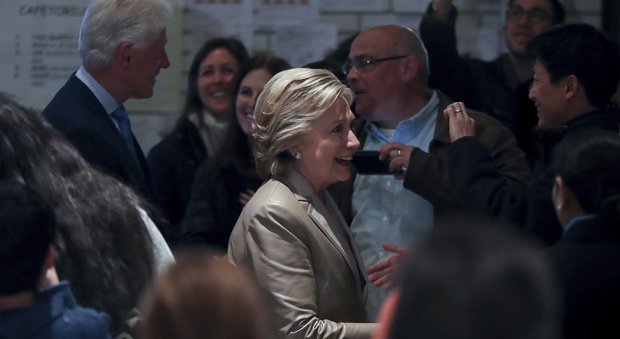 Hillary arriva al seggio con Bill