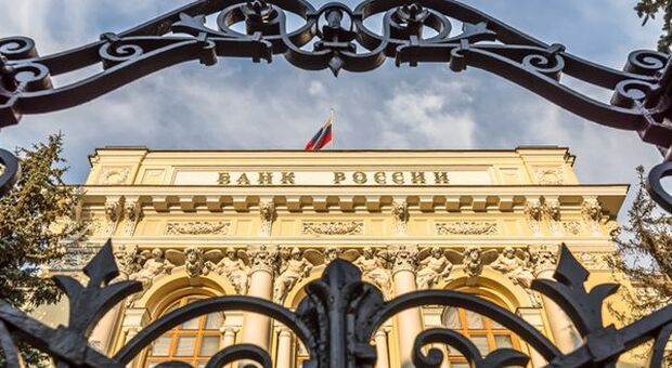 Russia, Banca centrale taglia tassi di 300 punti base al 14%