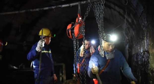 Cina, esplosione in una miniera di carbone: morti 33 operai rimasti intrappolati
