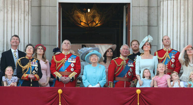 Regina Elisabetta nel mirino, il patrimonio dei Windsor in 33 testamenti segreti: spuntano 211 milioni di euro. Il più ricco e il più povero