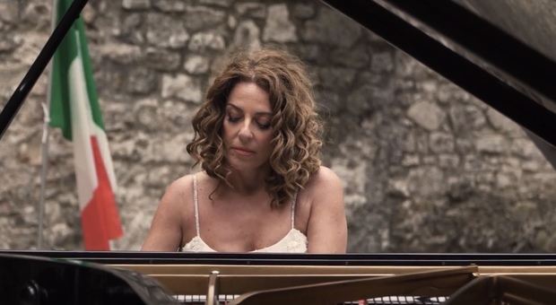 Con il video "L'Italia s'è desta" Cristiana Pegoraro interpreta l'inno di Mameli